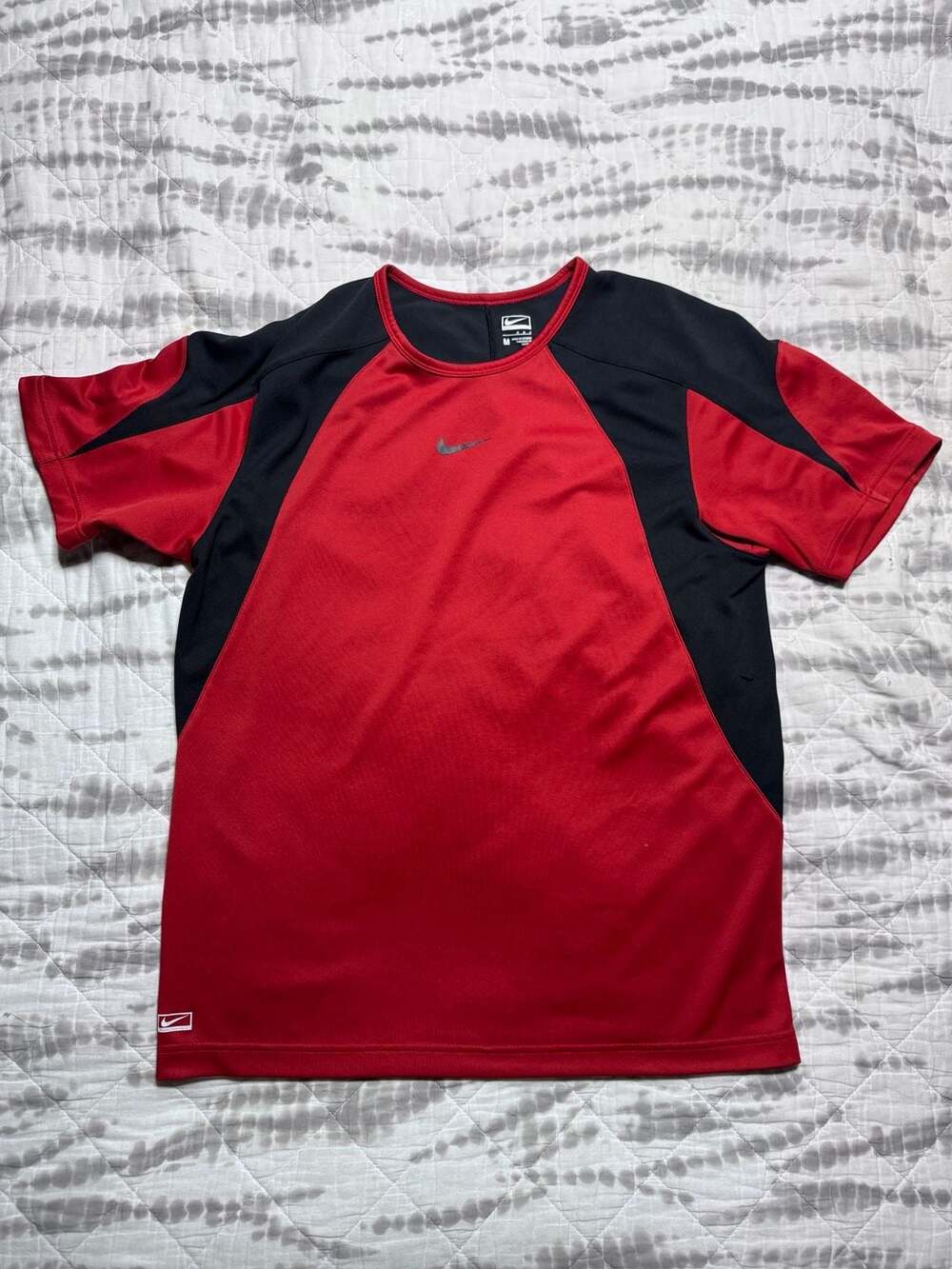 Nike Performance Center Swoosh Red Black Workout T-Shirt Size Medium